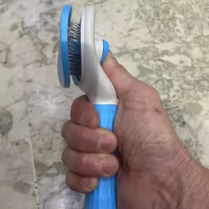 Reçu la brosse d'élimination de poils de chien auto-nettoyante de la part du client B***e.