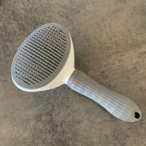 Brosse auto-nettoyante pour enlever les poils de chien reçue du client D****n.