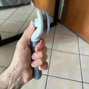 Reçu la brosse d'élimination de poils de chien autonettoyante du client J**n.