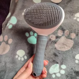 Brosse d'élimination de poils de chien autonettoyante reçue du client P****a.