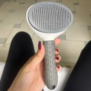 Reçu la brosse auto-nettoyante pour enlever les poils de chien du client S***m.