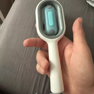 Brosse à enlever les poils de chien avec réservoir d'eau reçue du client M****e.