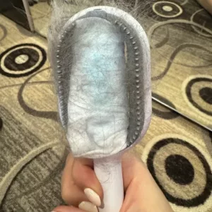 Brosse d'élimination des poils de chien avec réservoir d'eau reçue du client A***a.
