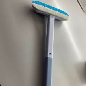 Brosse d'élimination de poils de chien reçue pour les meubles du client L***a