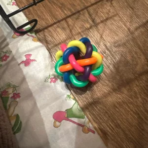 Balle à mâcher colorée pour chien avec clochette reçue du client L***p.