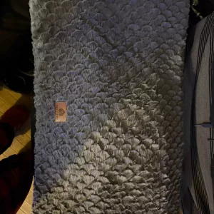 Lit pour chien en peluche courte reçu avec une housse amovible de la part du client S***d.
