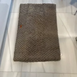 Lit pour chien en peluche courte reçu avec une housse amovible du client X****x.