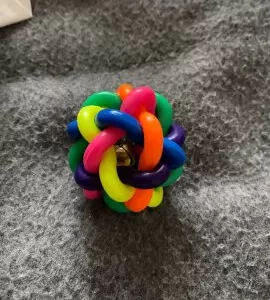 Balle à mâcher colorée avec clochette reçue du client P*****p.